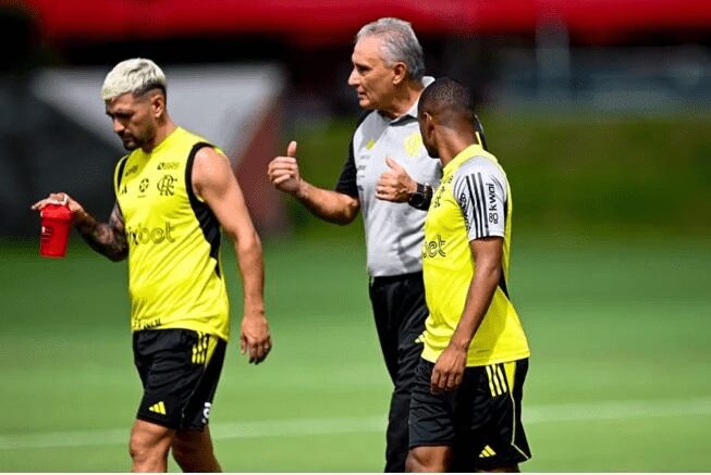 Tite orienta jogadores do Flamengo em preparação para jogo contra o Bahia