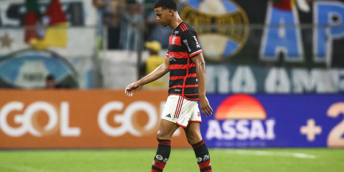 Oficial: Carlinhos está liberado pelo Flamengo