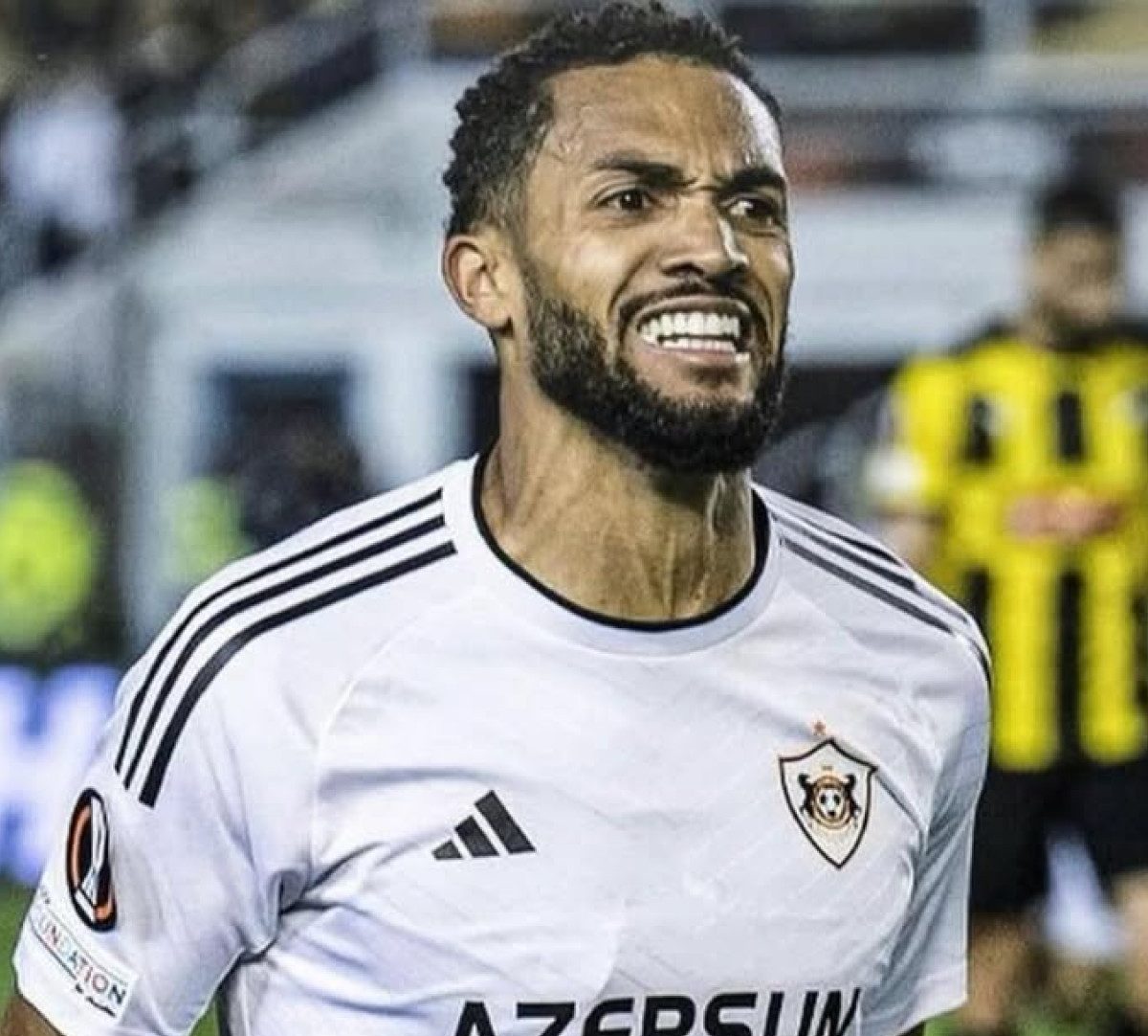 Juninho em jogo pelo Qarabag; jogador é reforço do Flamengo