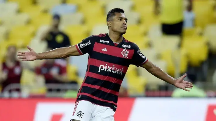 Foto: Alexandre Loureiro/AGIF - Alex Sandro tem momento complicado no Flamengo