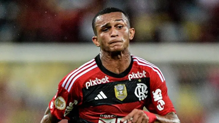 Foto: Thiago Ribeiro/AGIF - Negociação de Wesley pode melar diante do histórico do Flamengo