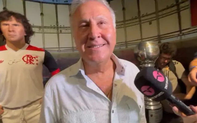 Zico ao lado de sua estátua no AquaRIO — Foto: Beatriz Orle/O Globo