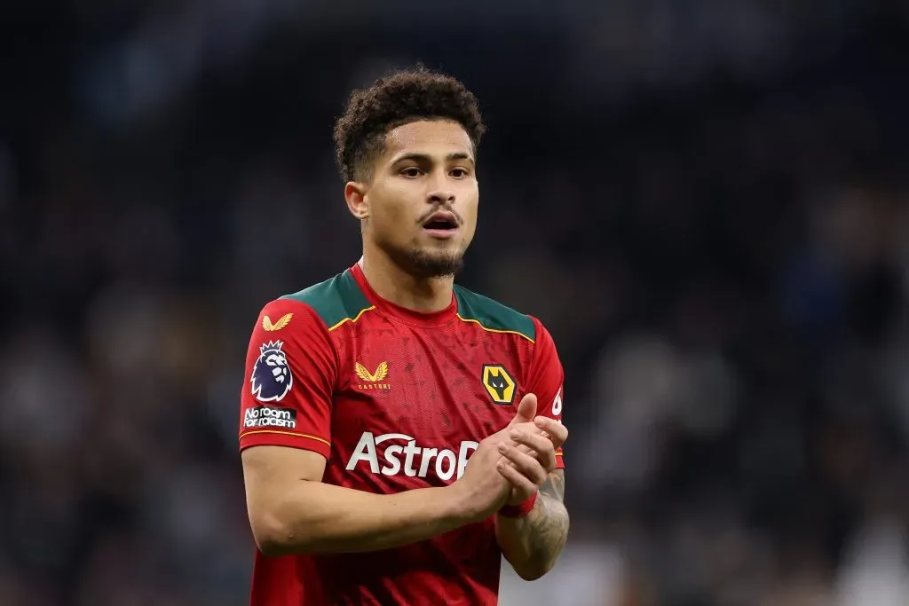 João Gomes em ação pelo Wolves e na mra do Liverpool. (Photo by Alex Pantling/Getty Images)