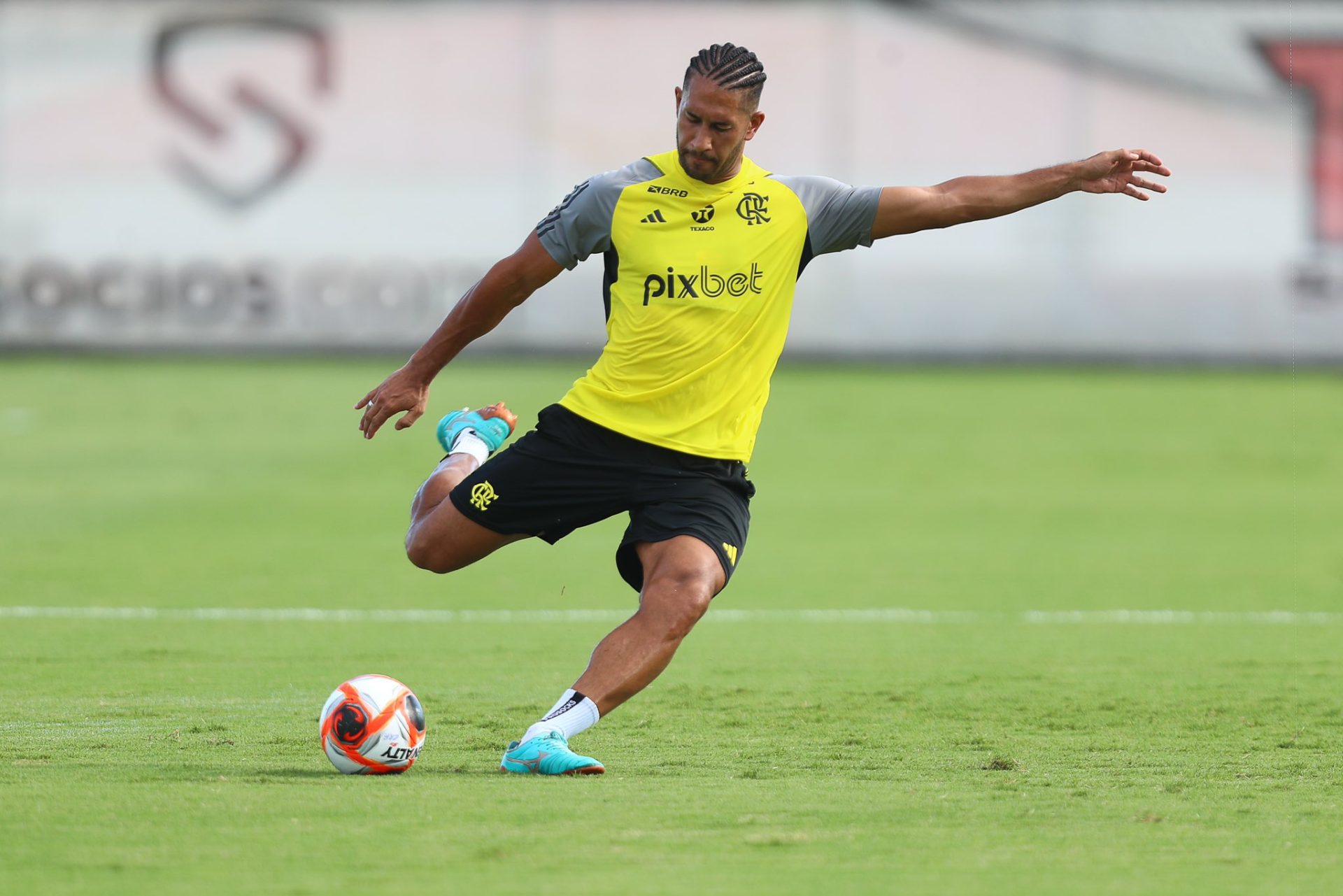 José Boto age nos bastidores do Flamengo e define futuro do zagueiro Pablo